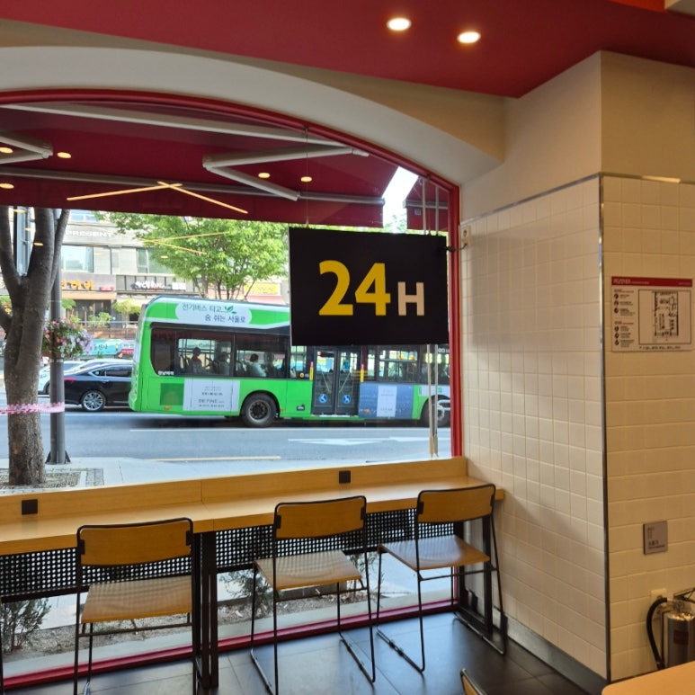 롯데리아 학동역점 사진 6