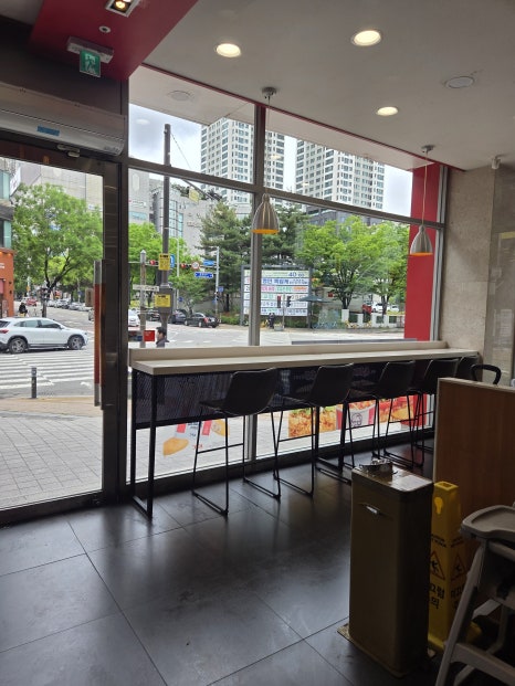 KFC 영통씨네마점 사진 2