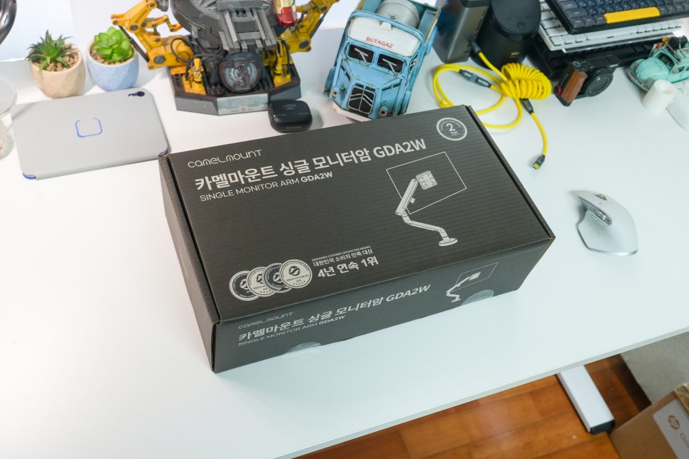 카멜마운트 GDA2 디자인 모니터암, 맥북 두 대 작업 환경에서 책상 공간을 살려보니 이미지 3