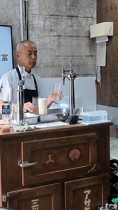 Master Shigetomi pouring with precision
