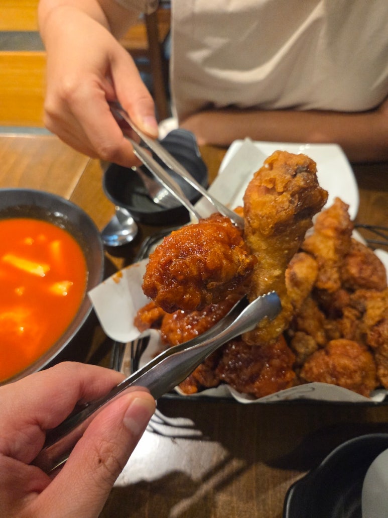 교촌치킨 증산점 사진 8