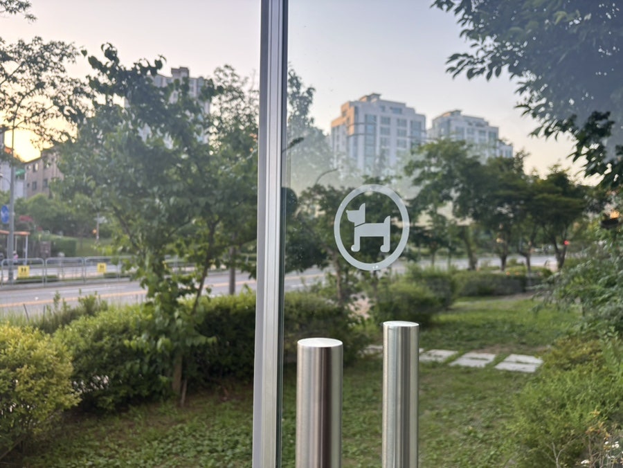 안양 애견동반 카페 앤드오어, 디카페인 아메리카노 리필 가능 — 사진 2