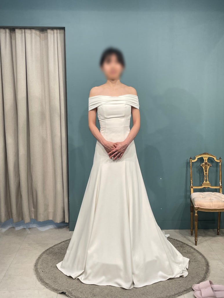 피팅룸에서 입은 모습, 오프숄더 변형