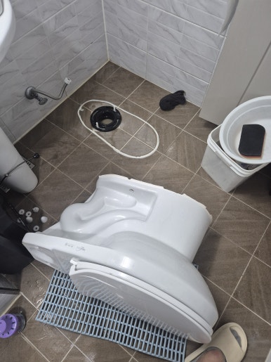 청주 변기뚫는업체 상당구 용담동 변기막힘 화장품 용기 투입으로 변기 탈거하여 해결 사례 사진 13