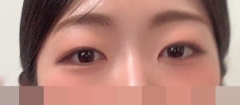 피치 웜톤 섀도와 꼬리를 길게 뺀 눈매 근접샷이에요.