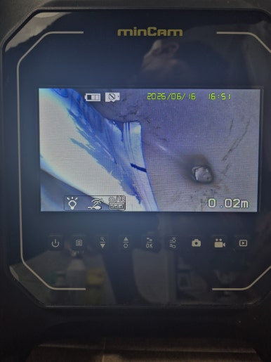 청주 변기뚫는업체 상당구 용담동 변기막힘 화장품 용기 투입으로 변기 탈거하여 해결 사례 사진 4