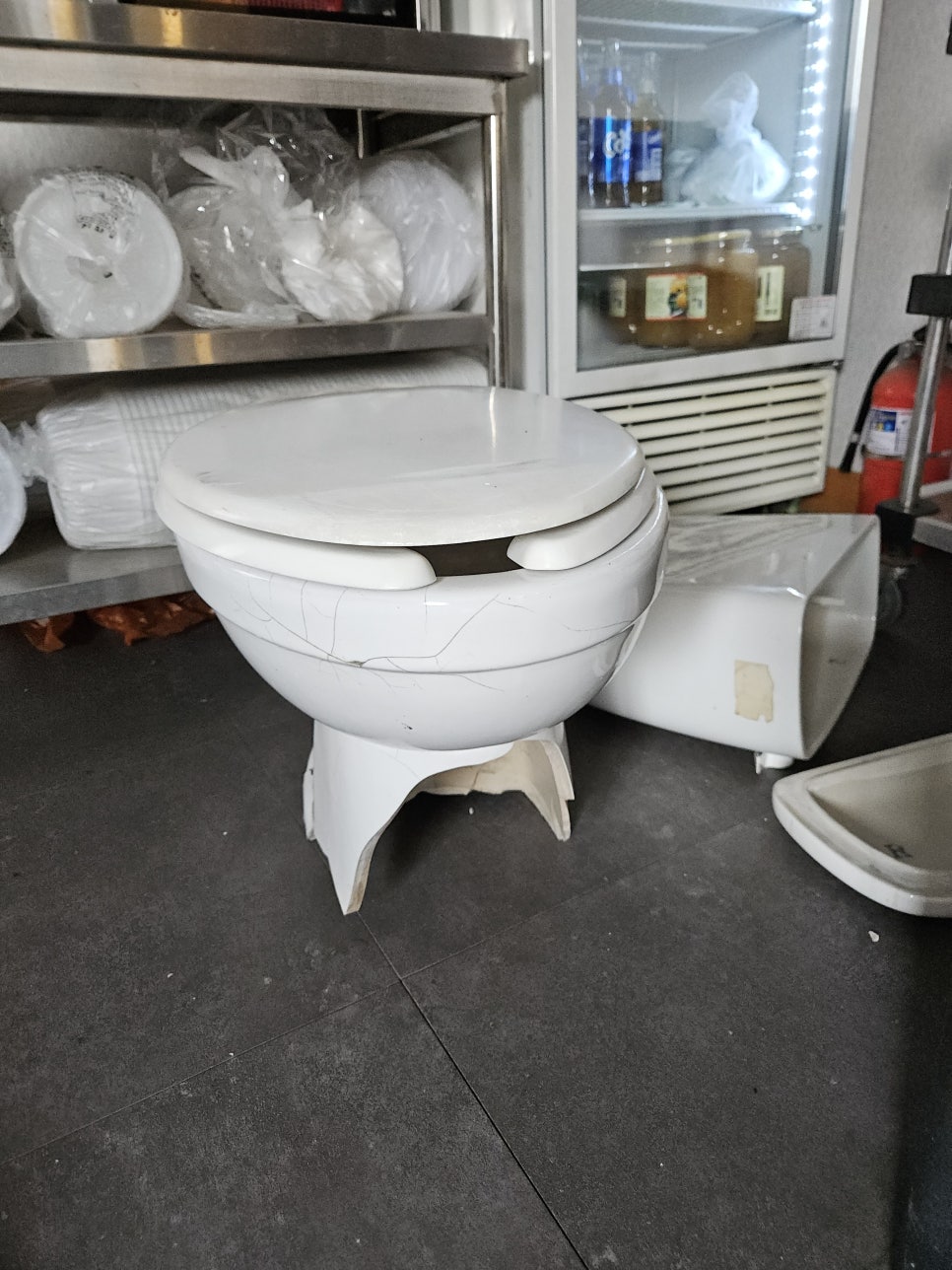 성남 분당 수내동 상가 화장실 깨진 양변기 교체 — 현장 사진 1