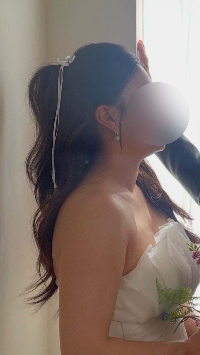 하이 반묶음에 흰 리본을 단 옆모습