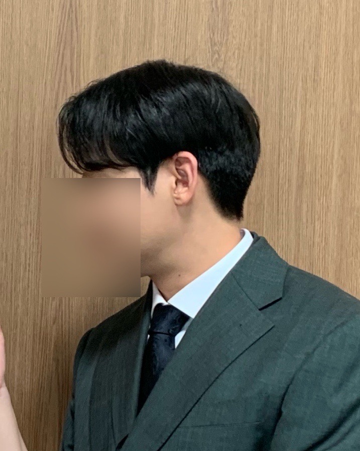 6:4 느낌으로 웨이브를 넣어 내린 앞머리 옆모습이에요