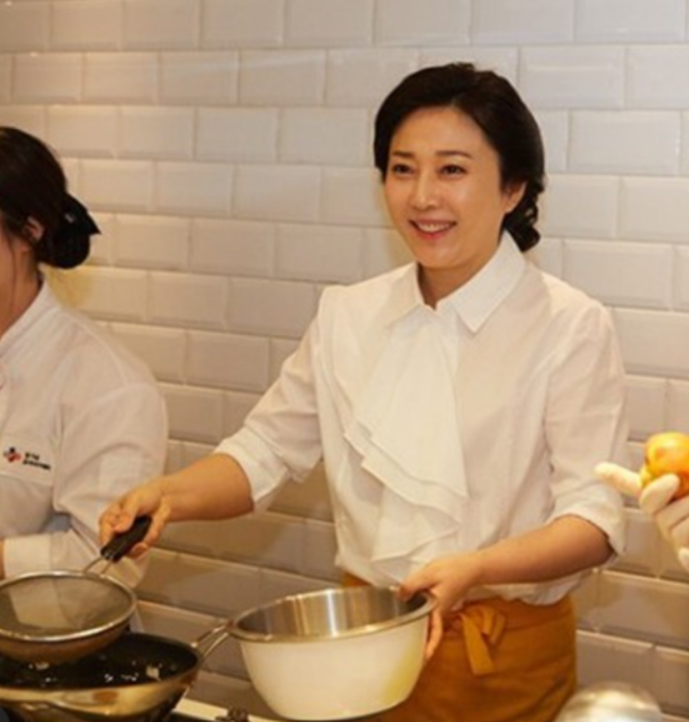 이제는 각방 씁니다.. 15년 전 모닝샤워 부부라던 여배우의 솔직한 근황 관계 하나로 흐름이 바뀌었다 이미지 6