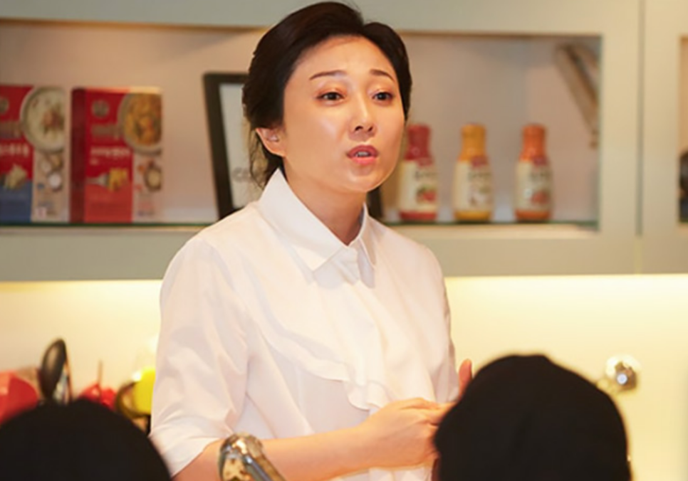 이제는 각방 씁니다.. 15년 전 모닝샤워 부부라던 여배우의 솔직한 근황 관계 하나로 흐름이 바뀌었다 이미지 2