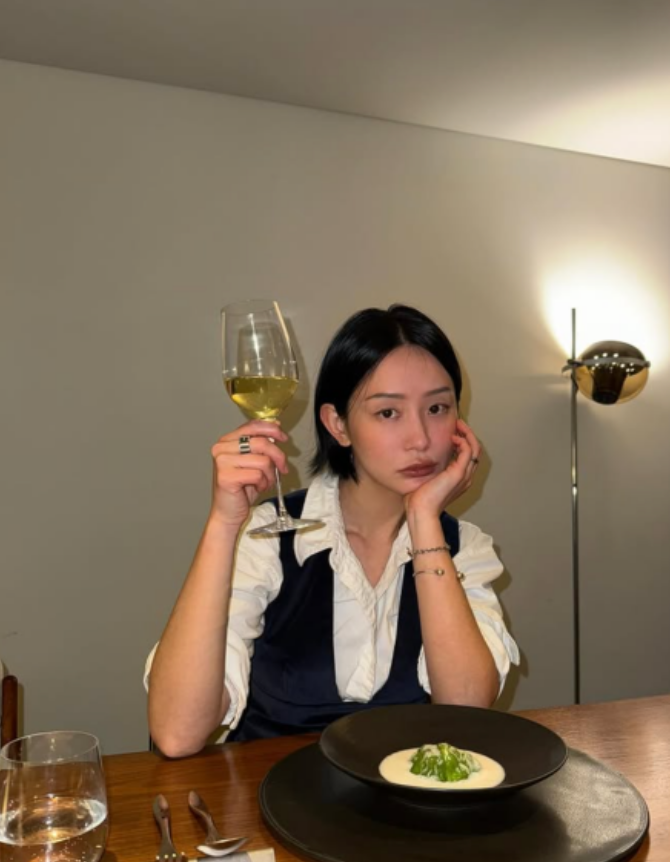 미모의 아내 때문에.. 중국 재벌이라는 소문까지 돌았던 연예인 왜 요즘 더 눈길이 가는 걸까 이미지 3