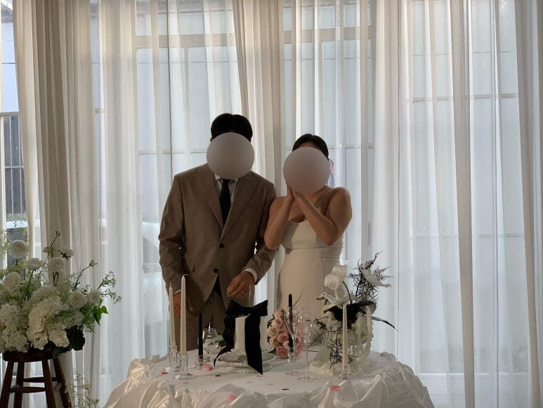 파티 테이블 뒤에 선 커플, 케이크와 촛대