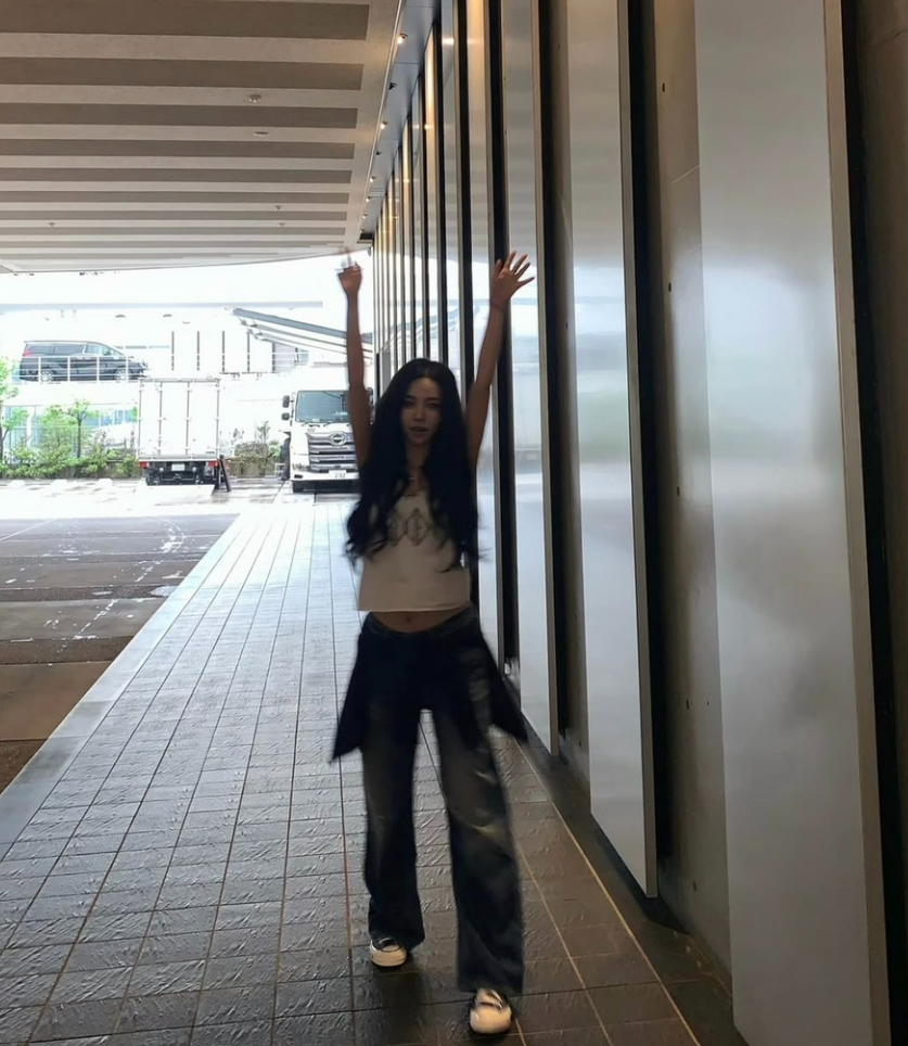 프라다보다 더 눈길 갔다 카리나가 신자 문의 폭주한 운동화 정체 갑자기 시선이 쏠린 이유 뭐지 이미지 4