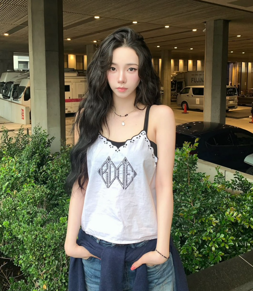 프라다보다 더 눈길 갔다 카리나가 신자 문의 폭주한 운동화 정체 갑자기 시선이 쏠린 이유 뭐지 이미지 3