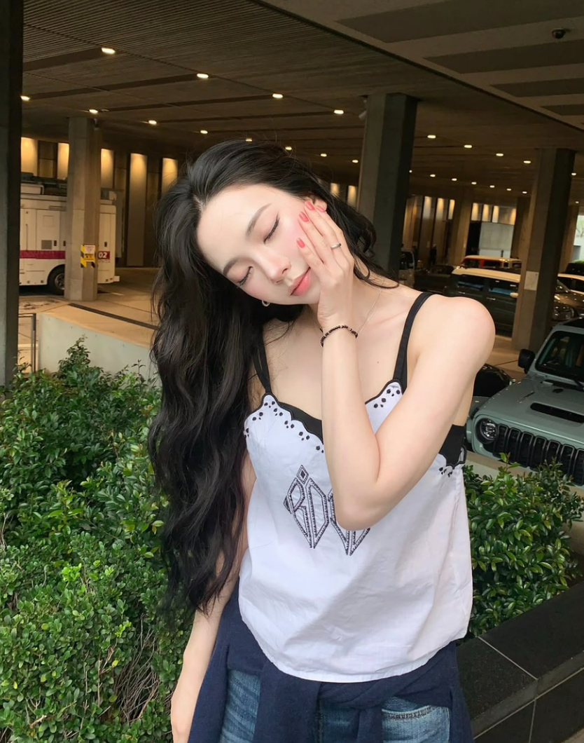 프라다보다 더 눈길 갔다 카리나가 신자 문의 폭주한 운동화 정체 갑자기 시선이 쏠린 이유 뭐지 이미지 1