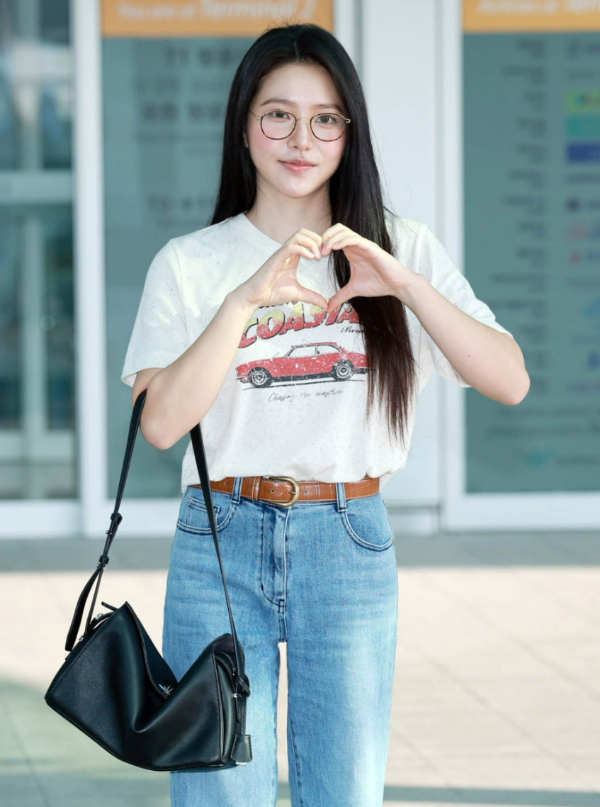 명품인 줄 알았는데 예리 공항패션 속 문의 폭주한 가방 정체 지금 더 주목받는 이유는? 이미지 2