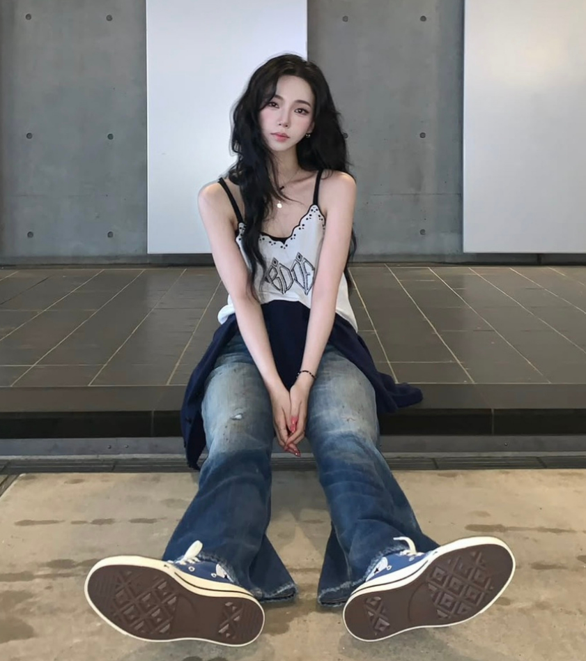 프라다보다 더 눈길 갔다 카리나가 신자 문의 폭주한 운동화 정체 갑자기 시선이 쏠린 이유 뭐지 이미지 5