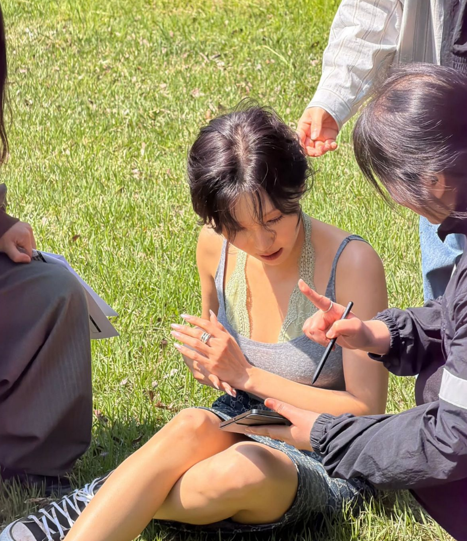 올여름 민소매 끝판왕 화사 몸매가 유독 예뻐 보이는 이유 예전과 완전히 달라졌다 이미지 1
