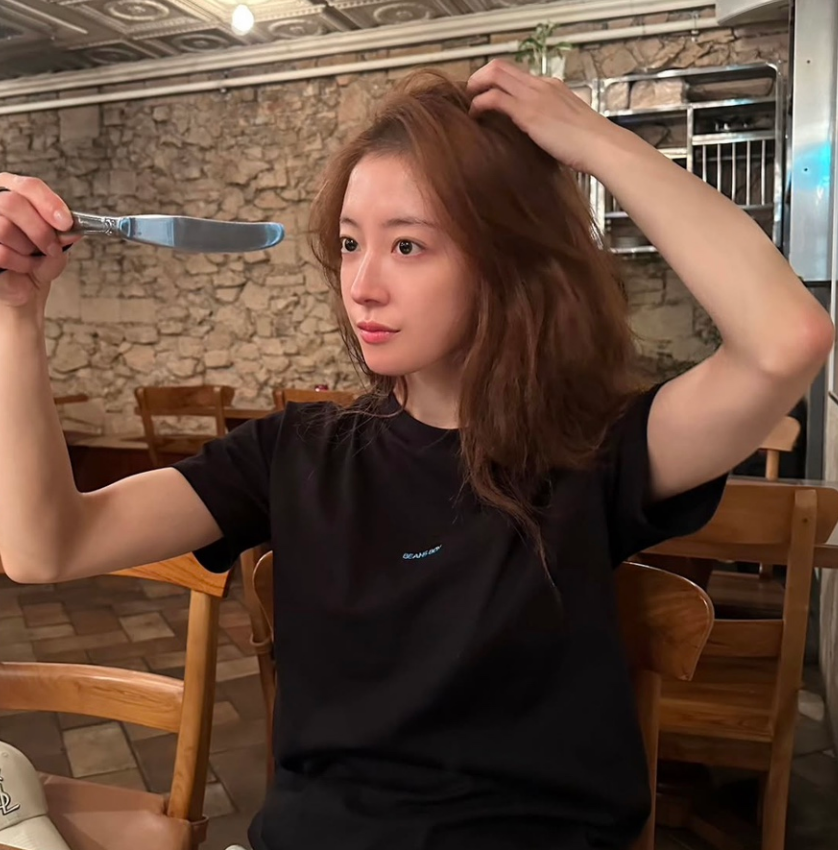 긴 머리가 더 예쁠 줄 알았는데 숏컷 후 리즈 찍었다는 여배우 요즘 들어 반응이 커지고 있다 이미지 3