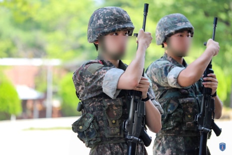 논산 육군훈련소 입영 당일 훈련병들의 도보 이동 영상 캡처 화면