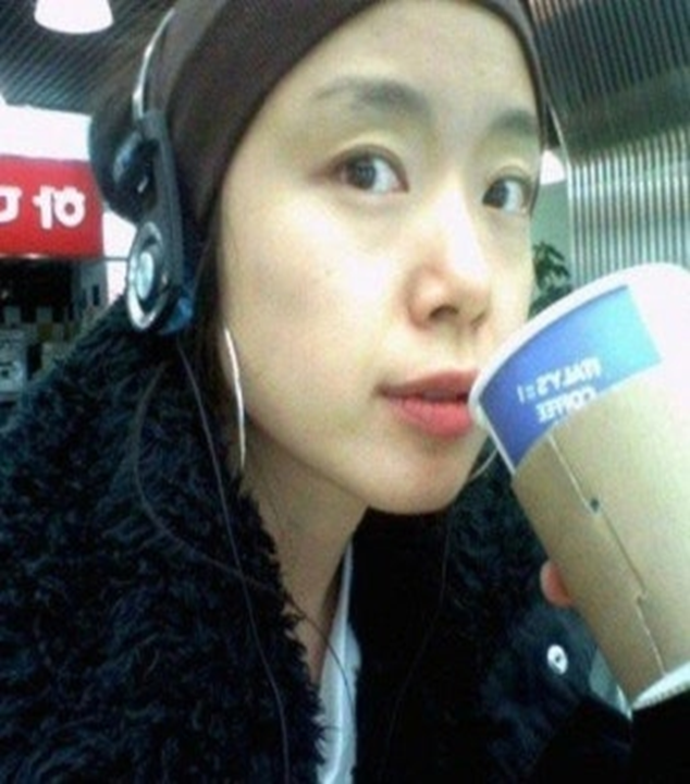 세월이 비켜간 듯 스카프 패션으로 화제 된 50대 여배우 전도연 리즈 미모 인스타 왜 요즘 더 눈길이 이미지 1