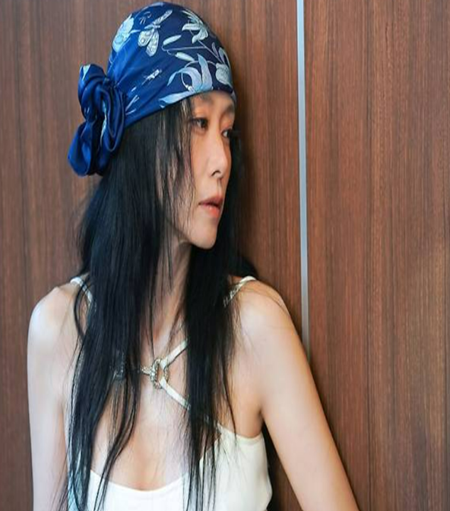 세월이 비켜간 듯 스카프 패션으로 화제 된 50대 여배우 전도연 리즈 미모 인스타 왜 요즘 더 눈길이 이미지 2