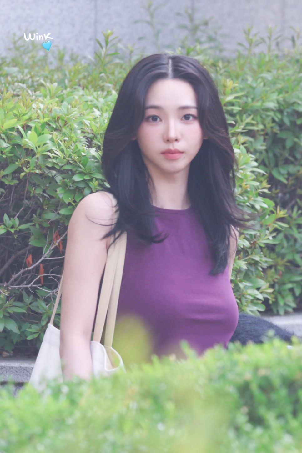 상큼한 보라색 홀터 나시탑을 입은 카리나 왜 요즘 더 눈길이 가는 걸까 이미지 6