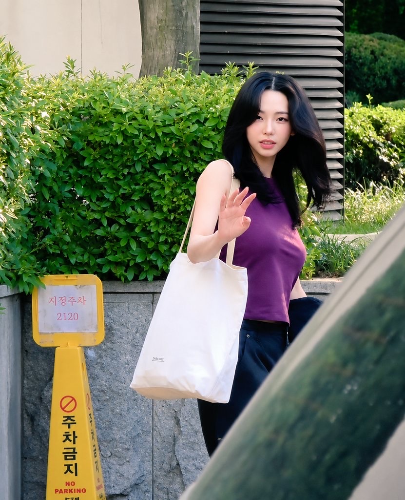 상큼한 보라색 홀터 나시탑을 입은 카리나 왜 요즘 더 눈길이 가는 걸까 이미지 4