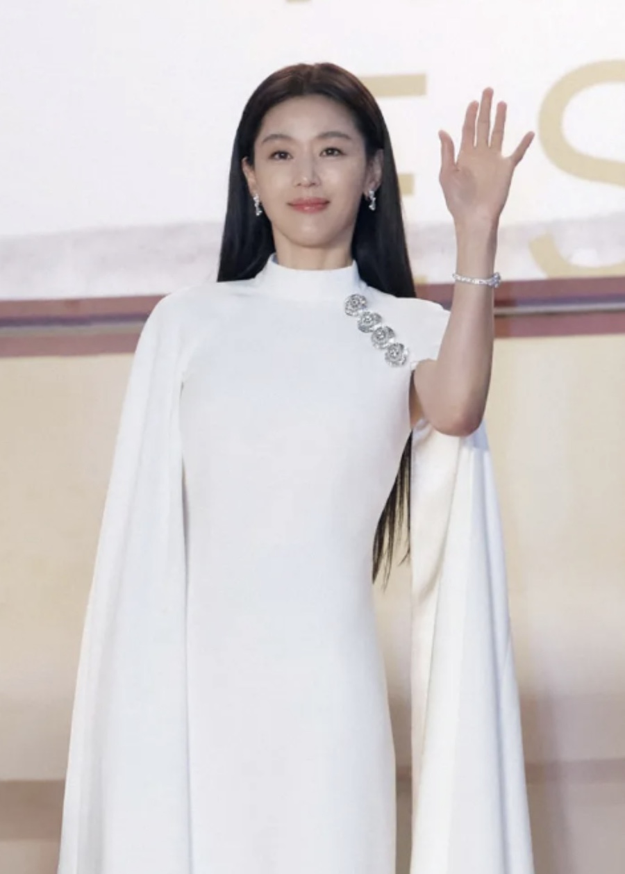 너무 예뻐서 사람 같지 않다는 제 2의 전지현 여배우 드레스 패션 최근 분위기가 확 바뀌었다 이미지 2