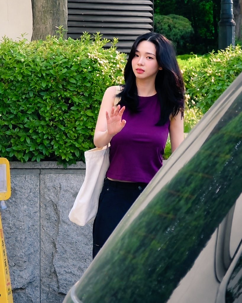 상큼한 보라색 홀터 나시탑을 입은 카리나 왜 요즘 더 눈길이 가는 걸까 이미지 5