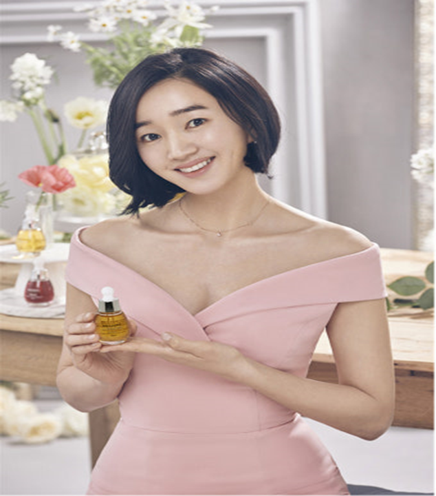 논란 이후 활동 뜸했던 여배우 최근 근황에 관심 집중 수애 드레스 미모 인스타 다시 화제가 되는 흐름이다 이미지 6