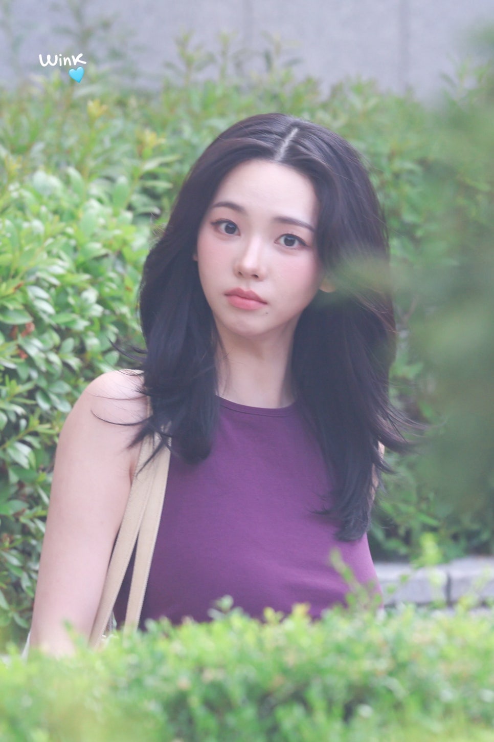 상큼한 보라색 홀터 나시탑을 입은 카리나 왜 요즘 더 눈길이 가는 걸까 이미지 1