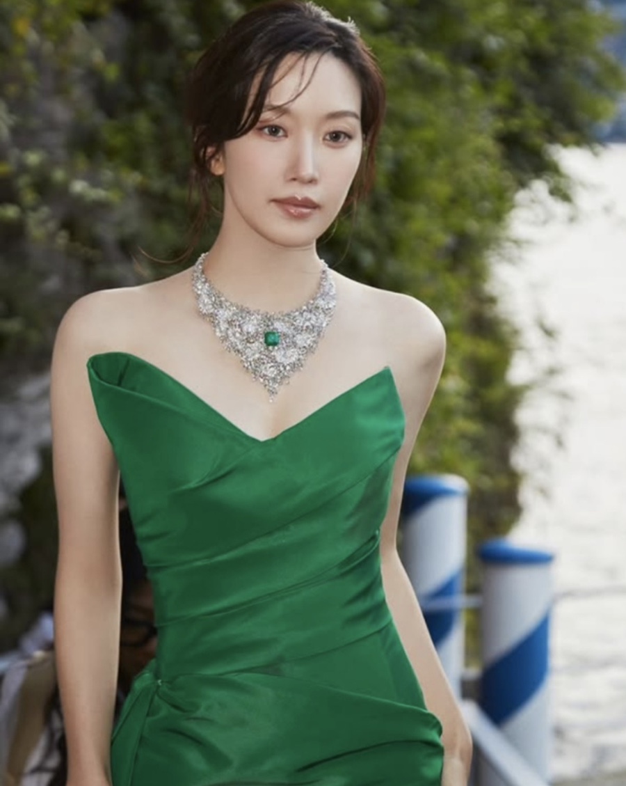 너무 예뻐서 사람 같지 않다는 제 2의 전지현 여배우 드레스 패션 최근 분위기가 확 바뀌었다 이미지 5