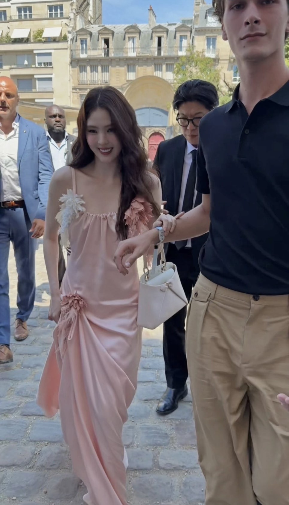 디올 FW2026 꾸뛰르쇼에 새틴 드레스를 입고 참석한 공주 같은 한소희 근황 하나로 분위기 바뀌었다 이미지 3
