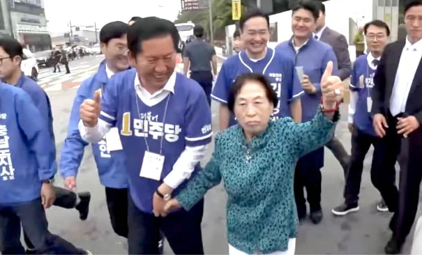 전원주가 왜 이럴까요. 정청래와 전한길과의 만남 지금 보니 느낌이 완전히 다르다~! 이미지 1