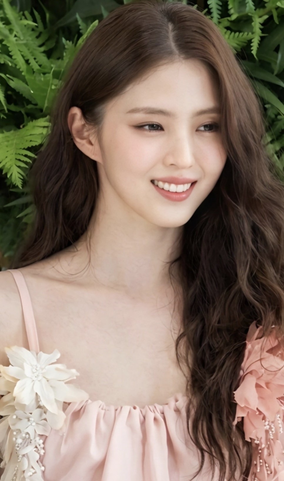 디올 FW2026 꾸뛰르쇼에 새틴 드레스를 입고 참석한 공주 같은 한소희 근황 하나로 분위기 바뀌었다 이미지 5