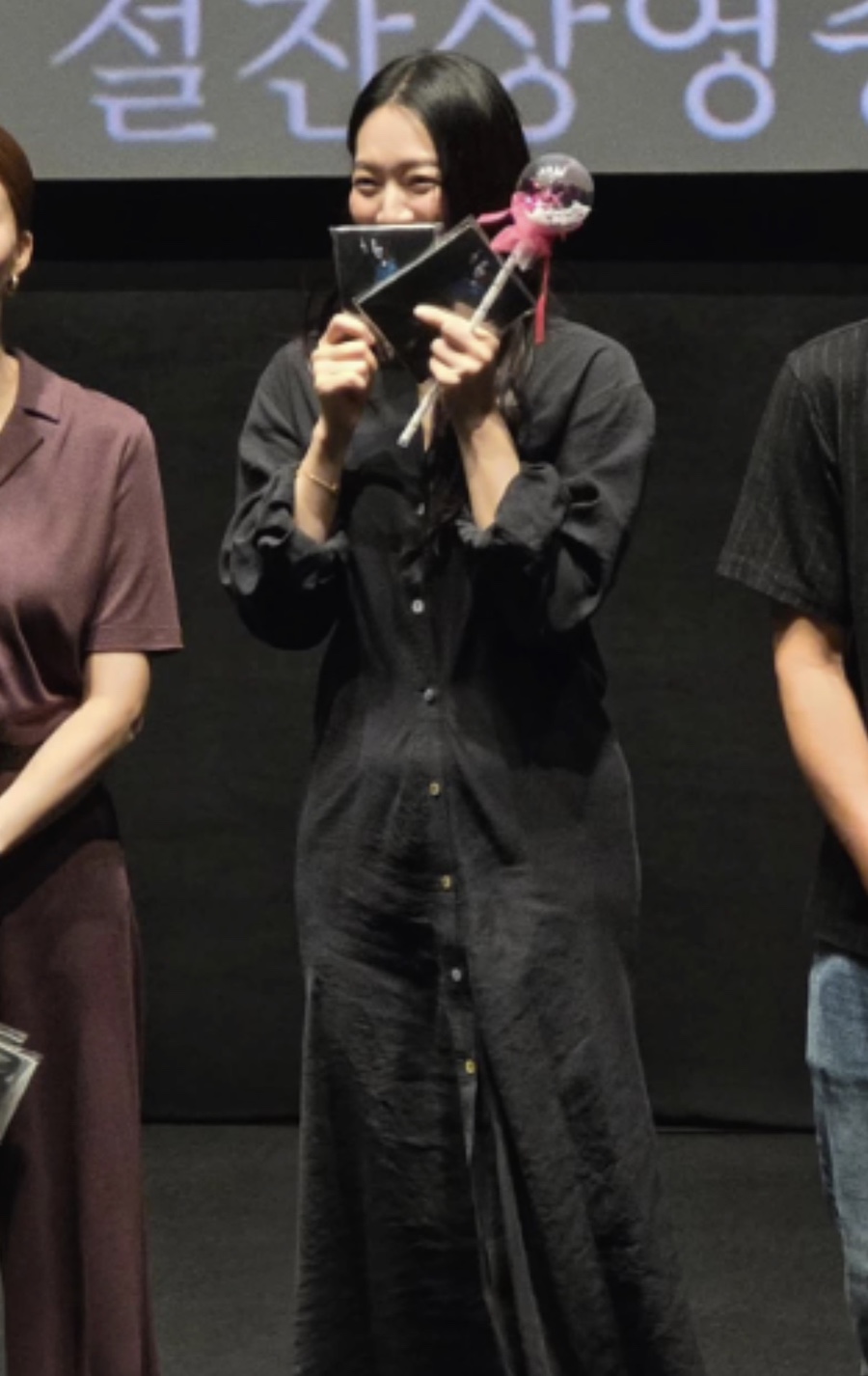 이 정도면 코디가 안티.. 반응 안 좋은 신민아 셔츠 원피스 뭐길래 최근 분위기가 확 바뀌었다 이미지 3