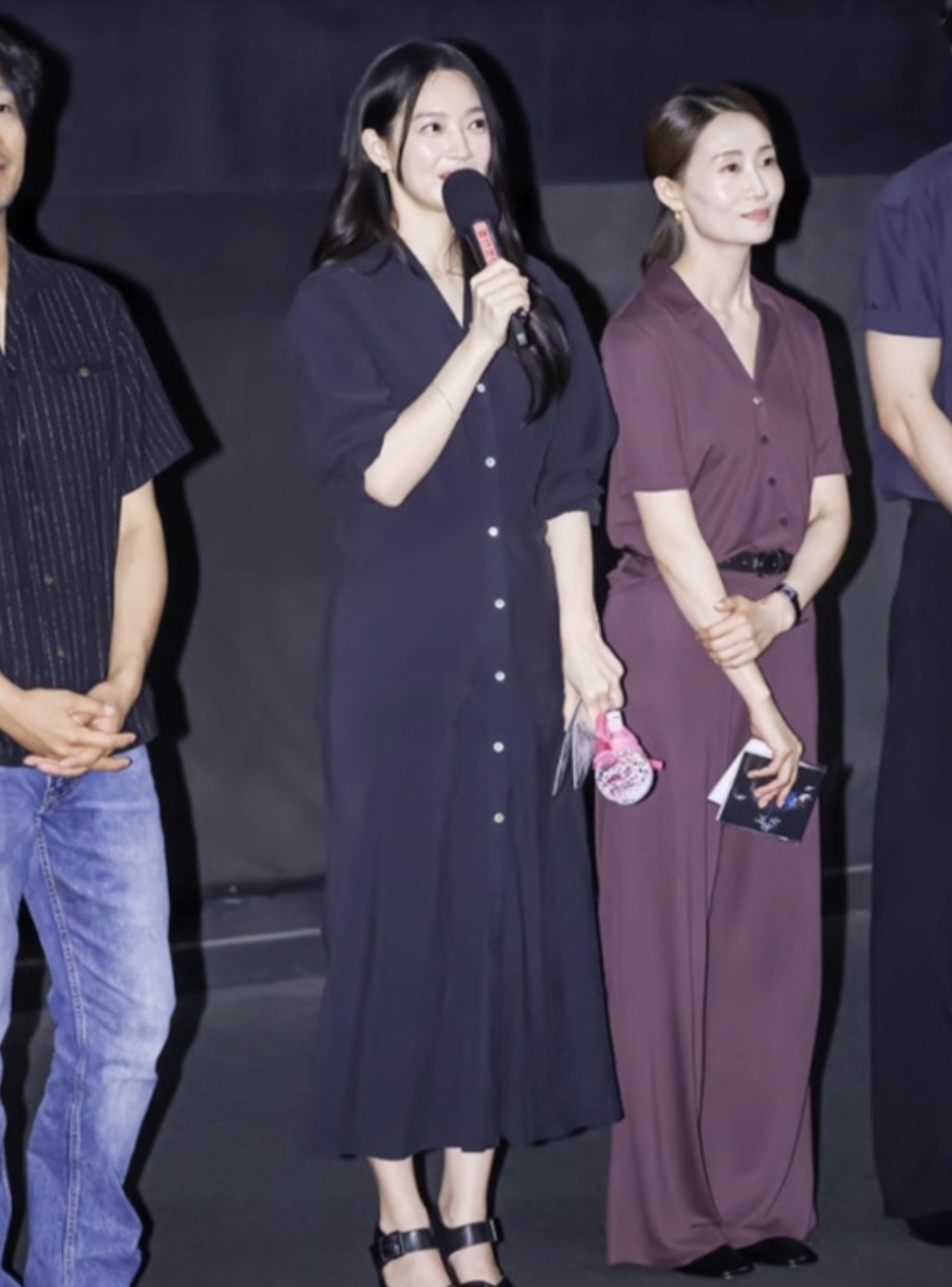 이 정도면 코디가 안티.. 반응 안 좋은 신민아 셔츠 원피스 뭐길래 최근 분위기가 확 바뀌었다 이미지 5