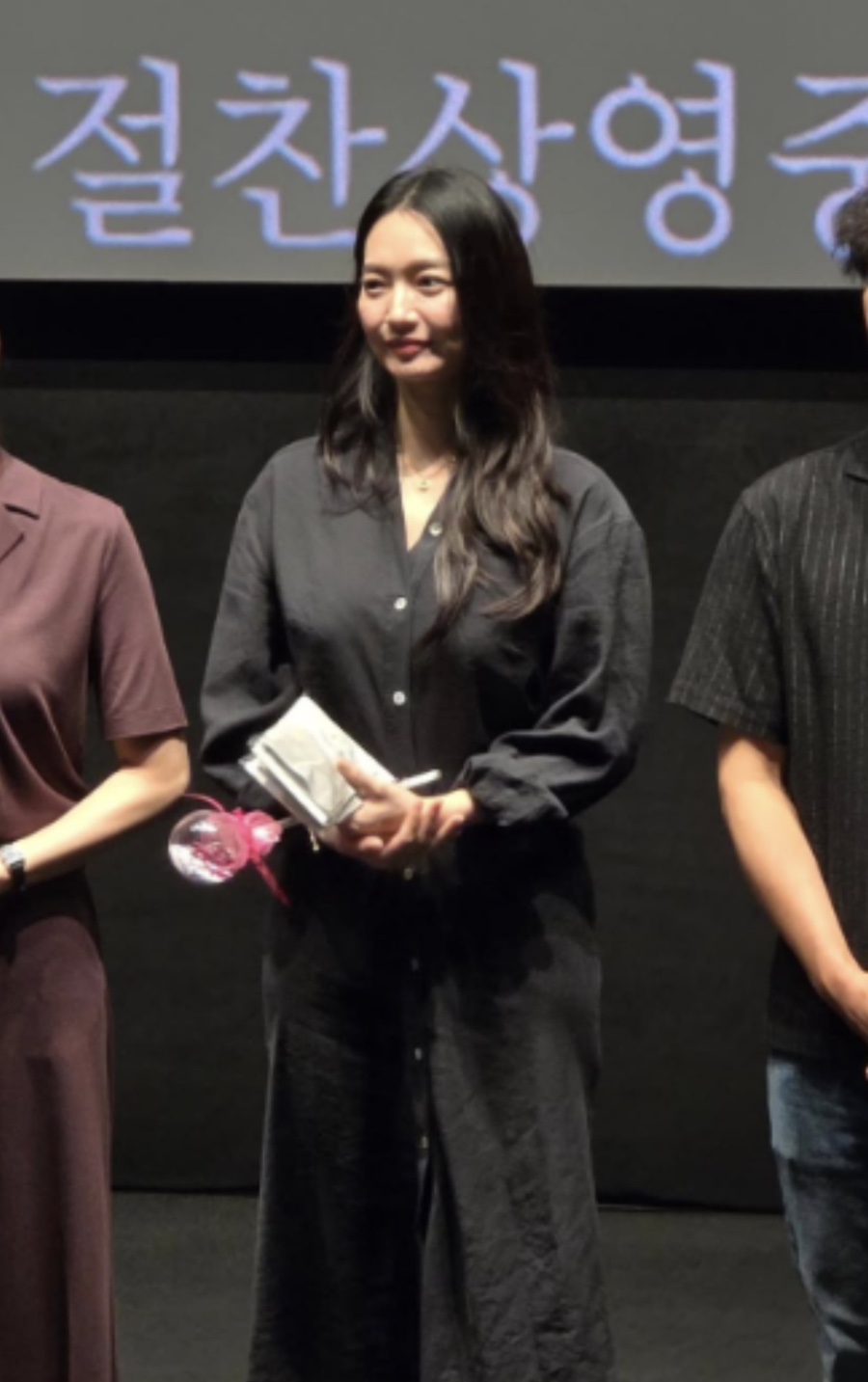 이 정도면 코디가 안티.. 반응 안 좋은 신민아 셔츠 원피스 뭐길래 최근 분위기가 확 바뀌었다 이미지 2
