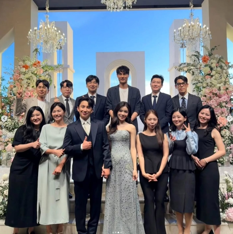 21살 아닌 13살 나이차 28기 경수 미모의 신부와 혼인신고 완료 웨딩 화보 공개 예전과 완전히 달라 이미지 1