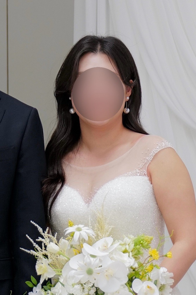 헤어피스를 붙인 굵은 웨이브, 뿌리 볼륨이 살아 있어요