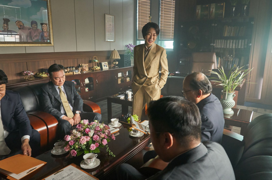 하정우 코미디 안 먹힌 이유 영화 로비 리뷰 줄거리 넷플릭스 한국영화 지금 더 주목받는 이유는? 이미지 2