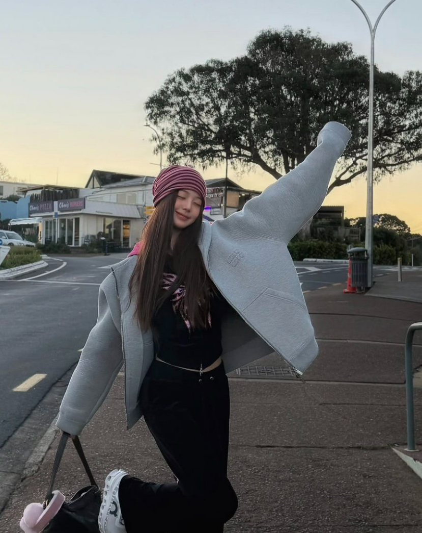 다들 촌스럽다더니..장원영이 다시 살려낸 패션 요즘 들어 반응이 커지고 있다 이미지 5