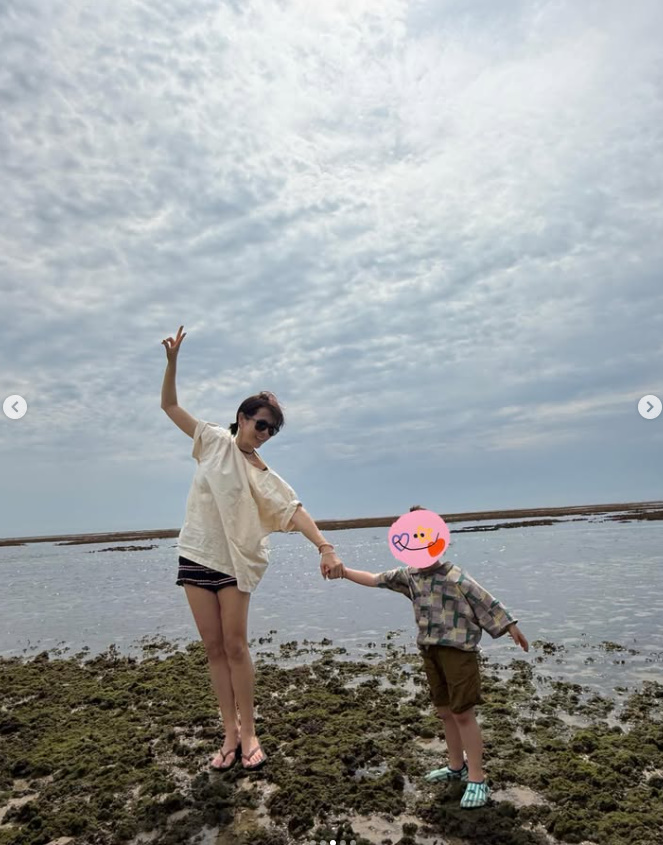 역시 넘사벽 비주얼 현빈 손예진 부부 이번엔 LA에서 포착 아들과 함께한 가족 휴가 관계가 다시 주목받 이미지 3