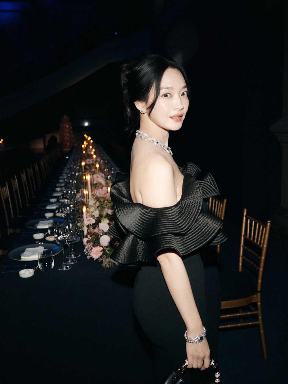 오프숄더 드레스를 입고 우아한 모습으로 루이비통 행사에 참석한 신민아 왜 요즘 더 눈길이 가는 걸까 이미지 4