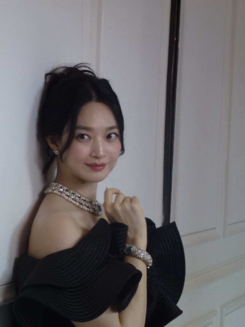 오프숄더 드레스를 입고 우아한 모습으로 루이비통 행사에 참석한 신민아 왜 요즘 더 눈길이 가는 걸까 이미지 1