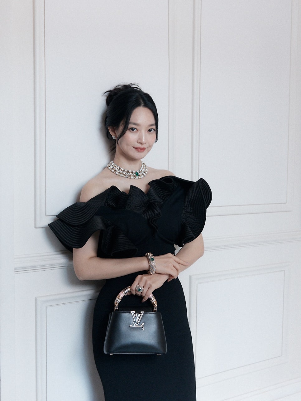 오프숄더 드레스를 입고 우아한 모습으로 루이비통 행사에 참석한 신민아 왜 요즘 더 눈길이 가는 걸까 이미지 5