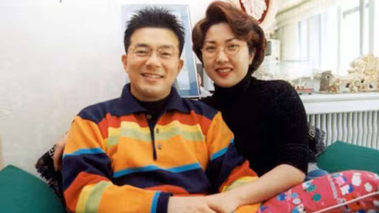 21년 만에 이혼한 뒤 나락으로 식당 설거지로 버텨낸 61세 연예인 관계가 다시 주목받는 이유는 이미지 2