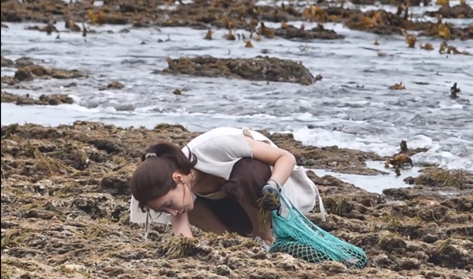 소녀시대 유리 제주도 해변가 스쿠터 부럽다. 문어라면은 더 부럽더라. 나혼자산다 제주도편 예전과 완전히 이미지 1